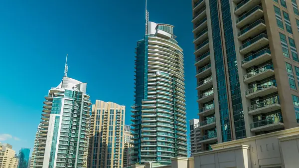 Dubai Marina Kanal Panorama 'sı yatları ve modern kuleleri ile Dubai' deki deniz kıyısından yansıtılan yeşil su, Birleşik Arap Emirlikleri. Yapay kanal ve gökdelenler