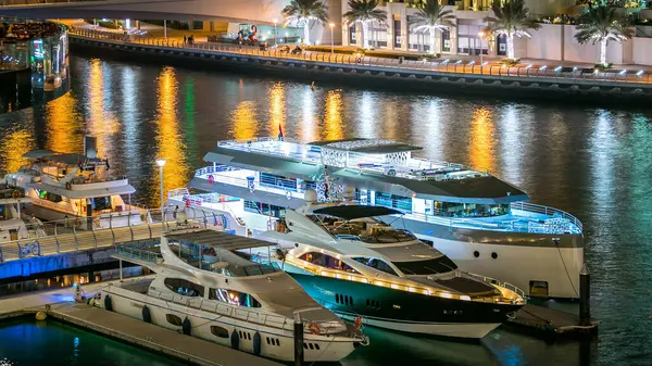 Dubai Marina yatları Dubai 'deki alışveriş merkezinin balkonundan rıhtıma yakın, Birleşik Arap Emirlikleri..