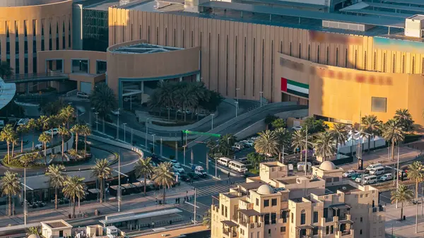 Alışveriş merkezinin girişinin ve park alanının en üst görüntüsü. Trafik vardı. Burası Orta Doğu 'daki prestijli alışveriş merkezlerinden biri. Dubai, BAE
