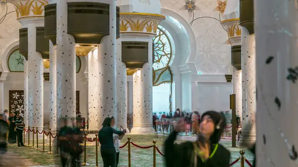 Şeyh Zayed Büyük Cami 'nin muhteşem iç mekanı Abu Dabi' de kalabalıkla dolu. BAE 'nin en büyük camii ve dünyanın en büyük sekizinci camii..