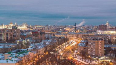 Gündüzden Geceye Geçiş Zaman Çizelgesi: Moskova 'nın Hava Panoramik Manzarası. Moskova Gençlik Sarayı, Komsomol Bulvarı, Residential Buildings ve Urban Winter Snow Scenery. Mimari Arka plan