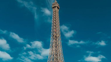 Eyfel Kulesi 'nin tepesinde. Paris' teki Seine nehrinin rıhtımından. Güneşli yaz gününde gözlem güvertesinde turistlerin olduğu bir manzara