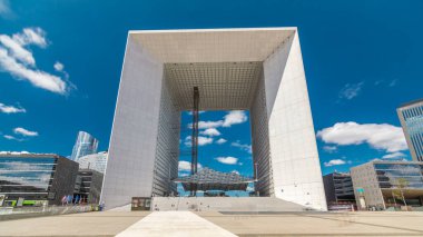 Paris 'in savunma bölgesi zaman atlaması hiperhız, Fransa. Yazın mavi bulutlu gökyüzü