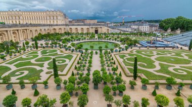Versailles Sarayı 'nın güzel bahçeleri ve havadan zaman ayarlı çeşmeleri var. Versailles Sarayı kraliyet şatosuydu. Paris, Fransa.