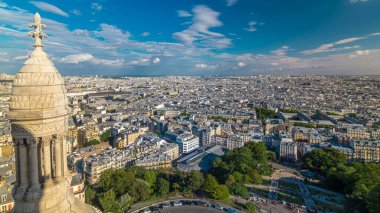 Paris 'in panorama' sı Fransa 'nın Timelapse şehrinden. Montmartre bakış açısından hava manzarası. Tarihi binaların üzerinde mavi bulutlu gökyüzü ile güneşli bir gün