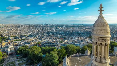 Paris Panorama 'sı, Eiffel Kulesi, Fransa' nın yukarısından. Montmartre bakış açısından hava manzarası. Tarihsel bölgeler. Mavi bulutlu gökyüzü güneşli.