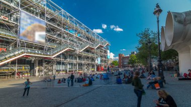 Paris, Fransa 'daki Georges Pompidou Zaman Hızı Merkezi' nin cephesi. Yan görüş. Georges Pompidou Merkezi dünyanın en ünlü modern sanat müzelerinden biridir..