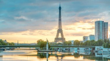 Eyfel Kulesi, Seine Nehri 'nde ve Fransa' nın Paris şehrinde teknelerle gün doğumu zamanı. Mirabeau Köprüsü 'nden görüntü. Modern binalar ve Özgürlük Anıtı. Dramatik gökyüzü