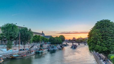 Fransa 'nın Pont Neuf kentinden gün batımında Paris' teki Pont des Arts 'ın hava görüntüsü. Vert-Galant 'ın karesine yakın Seine Nehri' nde bir gemi.