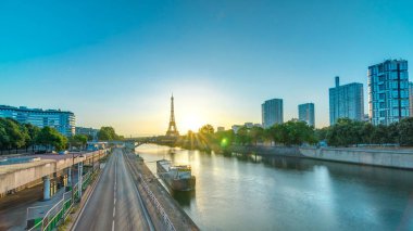 Eyfel Kulesi, Seine Nehri 'nde ve Fransa' nın Paris şehrinde teknelerle gün doğumu zamanı. Grenelle Köprüsü 'nden panoramik görüntü. Modern binalar ve trafik