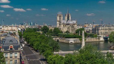 Cite Adası ve Katedral Notre Dame de Paris Arap Dünya Enstitüsü gözlem güvertesinin arka plan zaman çizelgesinde. Üst Manzara. Yeşil ağaçlar, Seine nehri, yaz gününde mavi bulutlu gökyüzü. Fransa.