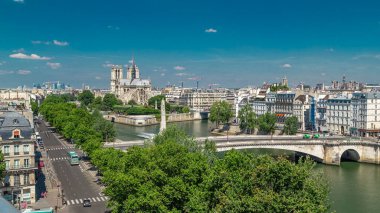 Paris Panorama ile Cite Adası ve Katedral Notre Dame de Paris Arap Dünya Enstitüsü gözlem güvertesinin arka planında. Üst Manzara. Rıhtımda yeşil ağaçlar, Seine nehri. Fransa.