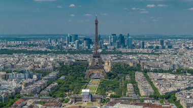 Montparnasse Kulesi 'nden Eiffel Kulesi ve Fransa' nın arka planındaki La Defense gökdelenleriyle hava görüntüsü. Güneşli yaz gününde gözlem güvertesinden en üst manzara.