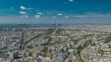 Montparnasse kulesinden Eiffel kulesi ve La Defense bölgesiyle Paris, Fransa 'nın arka planındaki panoramik manzara. Güneşli yaz gününde gözlem güvertesinden en üst manzara.