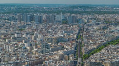 Paris 'in en üst manzarası metro hattı ve zaman çizgisinden gelen trenler. Grenelle Bulvarı ile Avrupa megapolis 'in ana simgeleri. Montparnasse kulesinden kuş bakışı görüntü. Paris, Fransa