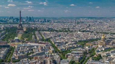 Montparnasse Kulesi 'nden Paris, Fransa' nın arka planında Eyfel Kulesi ve La Defense bölgesinin gökdelenleriyle hava görüntüsü. Güneşli yaz gününde gözlem güvertesinden en üst manzara.