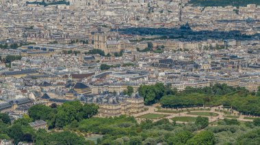 Lüksemburg Bahçesi 'nin olduğu Paris ufuk çizgisinin en üst görüntüsü. Avrupa megapolis 'inin ana simgeleri. Montparnasse kulesinin gözlem güvertesinden kuş bakışı görüntü. Paris, Fransa