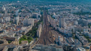 Vaugirard-Belt tren istasyonuyla Paris ufuk çizgisinin en üst görüntüsü. Avrupa megapolis 'inin ana simgeleri. Montparnasse kulesinin gözlem güvertesinden kuş bakışı görüntü. Paris, Fransa