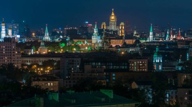 Moskova 'nın panoramik hava manzarası Kremlin kuleleri, devlet mağazası, Stalin gökdelenleri, geceleri konut binaları. Çatıdan aydınlatılmış şehir.