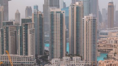 Dubai şehir merkezinin silueti, konut kuleleri, zaman çizelgesi, çatıdan manzara. Arkaplandaki çeşme