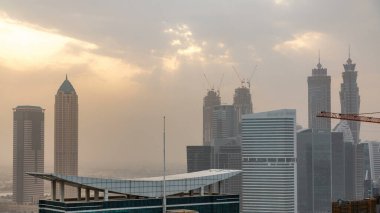 Dubai iş bay towers adlı günbatımı hava timelapse. Bazı gökdelenler ve yapım aşamasında yeni kuleleri çatı görünümü.