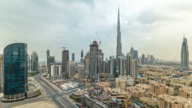 Dubai şehir merkezindeki güzel lüks panoramik manzaralı zaman çizelgesi, Dubai, Birleşik Arap Emirlikleri. Gökyüzünde bulutlar olan iş hangarı kulelerinden çatı manzarası. Yolda trafik vardı.