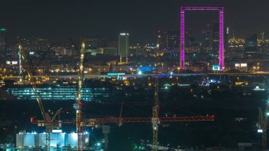 Dubai gökyüzü çizgisi gece zaman çizelgesi ve aydınlatılmış simgeler. Dubai 'den Deira ilçesine kadar havadan görüntüler.