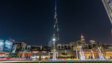 Modern gökdelenlere ve Dubai, Dubai 'deki yoğun yol zaman atlamalarına bakın, şehir merkezi, Birleşik Arap Emirlikleri. Aydınlatılmış avuçlar
