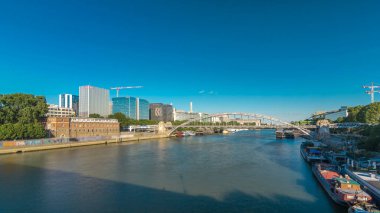 Paris 'teki Austerlitz viyadüklü panoramik zaman atlaması, Seine nehrinden geçen metro treniyle köprüden görülen, tek güverteli, çelik kemerli, demiryolu köprüsü.