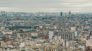 Paris 'te bir zaman diliminde çatıların üstündeki evlerin üstündeki hava manzarası. Sabahları gökyüzü bulutlu, ana manzaralı.