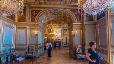 Fransa 'nın Fontainebleau şehrinde Fransız kralların ve imparator Napoleon' un vatanı olan Chateau de Fontainebleau zamanının mimari detayları. Kemerli oda