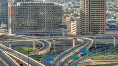 Dubai şehir merkezinde otoyol kavşak havadan görünümü timelapse. Şehir manzaraları trafik köprüsü, lojistik. Yollar ve şeritler Crossroads, Dubai, Birleşik Arap Emirlikleri