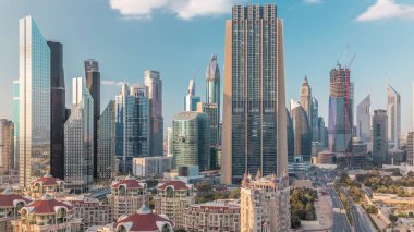 Gökdelenler ve otoyollar ile Dubai timelapse, Birleşik Arap Emirlikleri şehir merkezi ve finans bölgesi havadan görünümü. Bulutlu gökyüzü