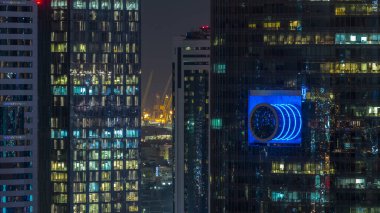 Gökdelenler şehir merkezi ve finans bölgesi Dubai gece timelapse, yanıp sönen ışıklar görünümü kadar havadan. Işıklı kuleleri ile Birleşik Arap Emirlikleri.