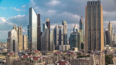 Gökdelenler ve otoyollar ile Dubai timelapse, Birleşik Arap Emirlikleri şehir merkezi ve finans bölgesi havadan görünümü. Bulutlu gökyüzü