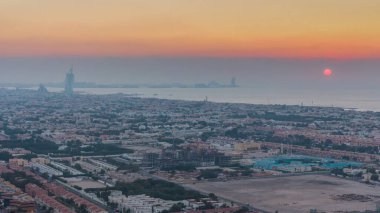 Gün batımında Dubai sahil şeridinin panoraması ve havadan görünümü, Birleşik Arap Emirlikleri. Yukarıdan evler ve villalar