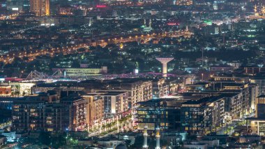 Dubai City Walk havadan gece zaman aşımı, seyahat ve eğlence mekanı Dubai şehir birçok kafe ve restoranlar ve bir açık perakende kompleksi ile