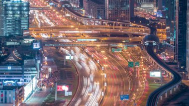 Şeyh Zayed karayolu hava zaman atlamalı yoğun bir kavşakta Gece trafiği. Gökdelenler ile çatıdan görünüm