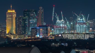 Dubai şehir merkezi ve finans merkezi timelapse, Birleşik Arap Emirlikleri ışıklı mimarisi ile hava gece şehir manzarası. Şantiye ile en yüksek kuleler ve gökdelenler