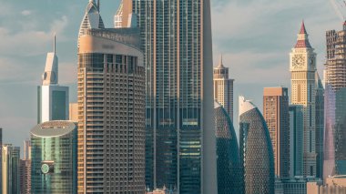 Dubai şehir merkezi ve finans merkezi timelapse, Birleşik Arap Emirlikleri mimarisi ile havadan günbatımı cityscape. En yüksek kuleler ve gökdelenler