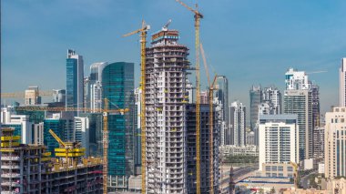Vinçler ve işçi timelapse ile Dubai şehir merkezinde inşaat faaliyeti, Bae. İş bölümü yakınında yeni gökdelenler ve kuleler inşa