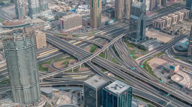 Dubai şehir merkezinde karayolu kavşak havadan sabah görünümü gün doğumundan sonra zaman aşımına uğrar. Şehir manzaraları trafik köprüsü, lojistik. Yollar ve şeritler Crossroads, Dubai, Birleşik Arap Emirlikleri