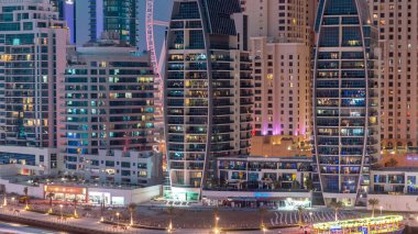 Gün batımından sonra Dubai Marina 'da gökdelenler ve hava yürüyüşü gününden geceye geçiş zamanı. Yukarıdan modern kuleler ve tekneler, lüks yatları olan limanlar. Birleşik Arap Emirlikleri