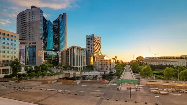 Paris Savunma Bölgesi 'nin ufuk çizgisi ve ofis binaları yaz mevsiminde gün batımında. Yukarıdan bak. Paris, Fransa