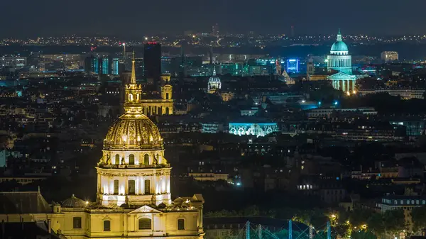 Paris Şehri 'nin ve Les Invalides' in, Eyfel Kulesi gözlem güvertesinin tepesinde çekildiği Hava Gecesi zaman çizelgesi görüntüsü. Akşam aydınlatması.