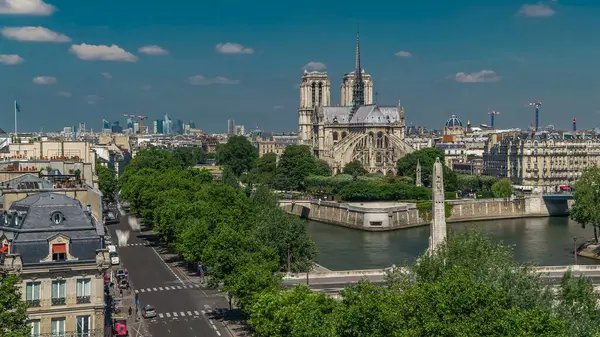 Cite Adası ve Katedral Notre Dame de Paris Arap Dünya Enstitüsü gözlem güvertesinin arka plan zaman çizelgesinde. Üst Manzara. Yeşil ağaçlar, Seine nehri, yaz gününde mavi bulutlu gökyüzü. Fransa.