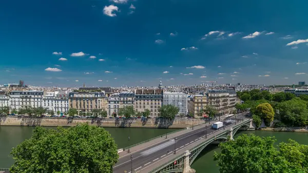 Paris Panoraması, Sully Köprüsü 'nde evler ve trafik var. Arap Dünya Enstitüsü binasına bakış açısından bak. Üst hava manzarası. Yeşil ağaçlar, Seine nehri, yaz gününde mavi gökyüzü. Fransa.