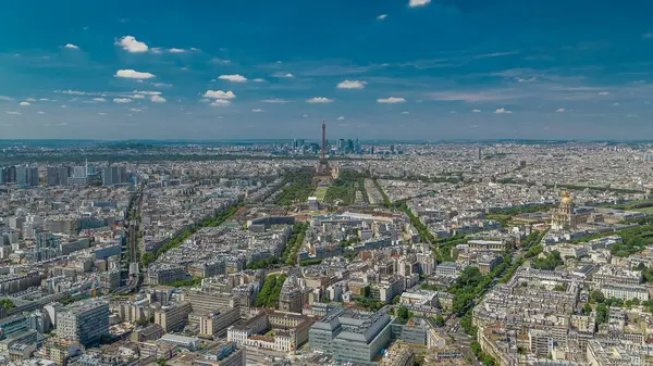 Montparnasse kulesinden Eiffel kulesi ve La Defense bölgesiyle Paris, Fransa 'nın arka planındaki panoramik manzara. Güneşli yaz gününde gözlem güvertesinden en üst manzara.