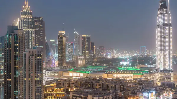 Dubai Şehir Merkezi 'nden geceye geçiş zamanı. Geceleri büyük, fütüristik şehir üzerinde hava manzarası. Dubai ve AVM 'nin gökdelenleri, Birleşik Arap Emirlikleri. Akşam gökyüzü çatıdan yükseliyor