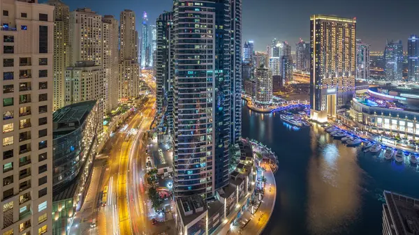 Dubai Yat Limanı ve Jbr hava timelapse, BAE, gece aydınlatma. Modern gökdelenler ve Binalar. Yolda ve deniz araçları trafik Yatlar su ile